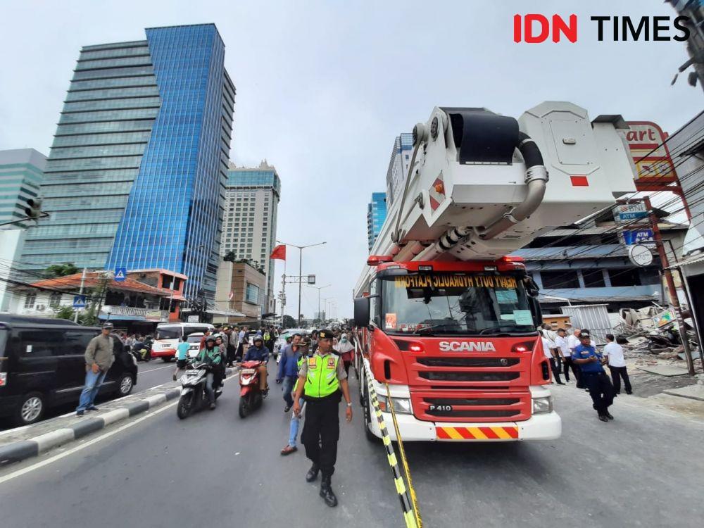 Hujan Deras Bubarkan Warga yang Menonton Gedung Ambruk di Slipi