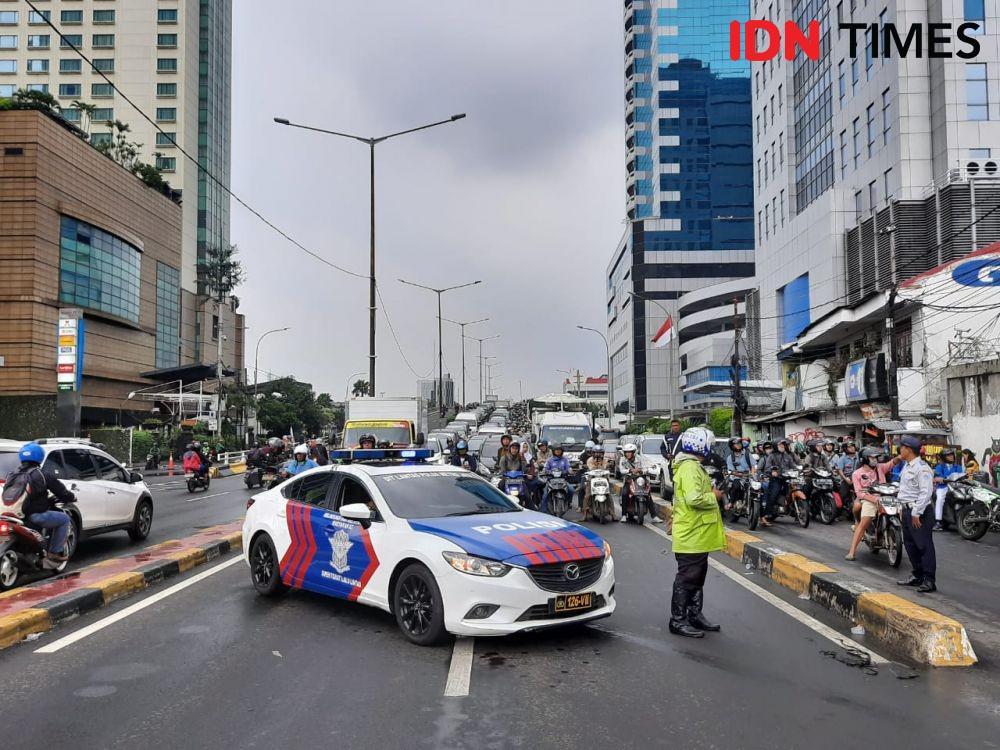 Ekskavator datang, jalan brigjen katamso arah tanah abang macet l