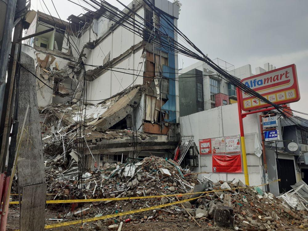 Gedung Ambruk di Kawasan Slipi Masih Dipenuhi Puing