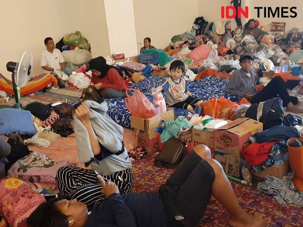(Warga Pengadegan, Jakarta Selatan yang menjadi korban banjir mengungsi di GOR Pengadegan) IDN Times/Dimas Fitra Dirgantara