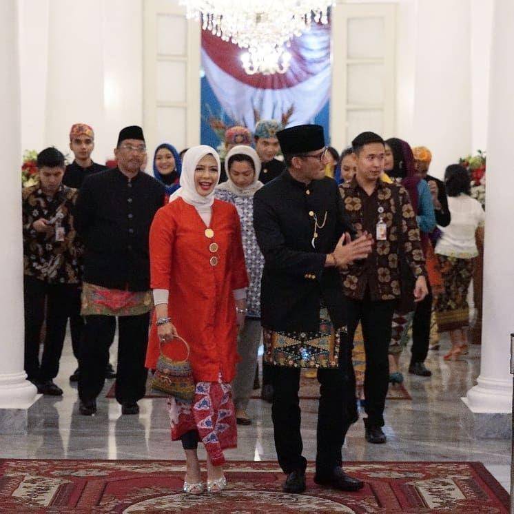 Kebaya merah. (instagram.com/nurasiauno)