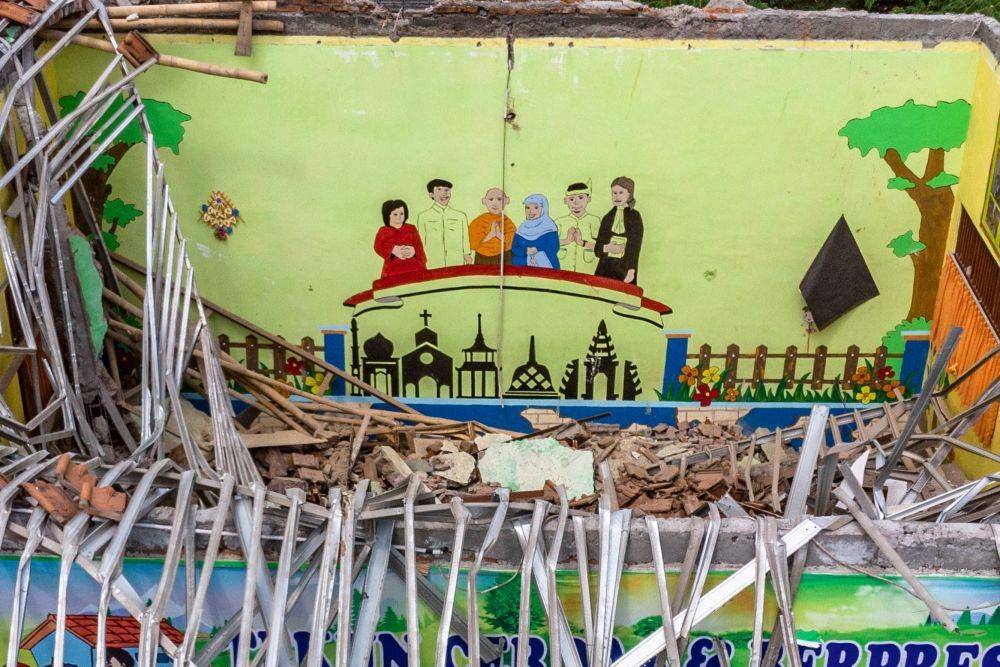 Foto udara suasana ruang kelas yang atapnya runtuh di SD N 1 Palebon, Pedurungan, Semarang, Jawa Tengah, Selasa (7/1). ANTARA FOTO/Aji Styawan