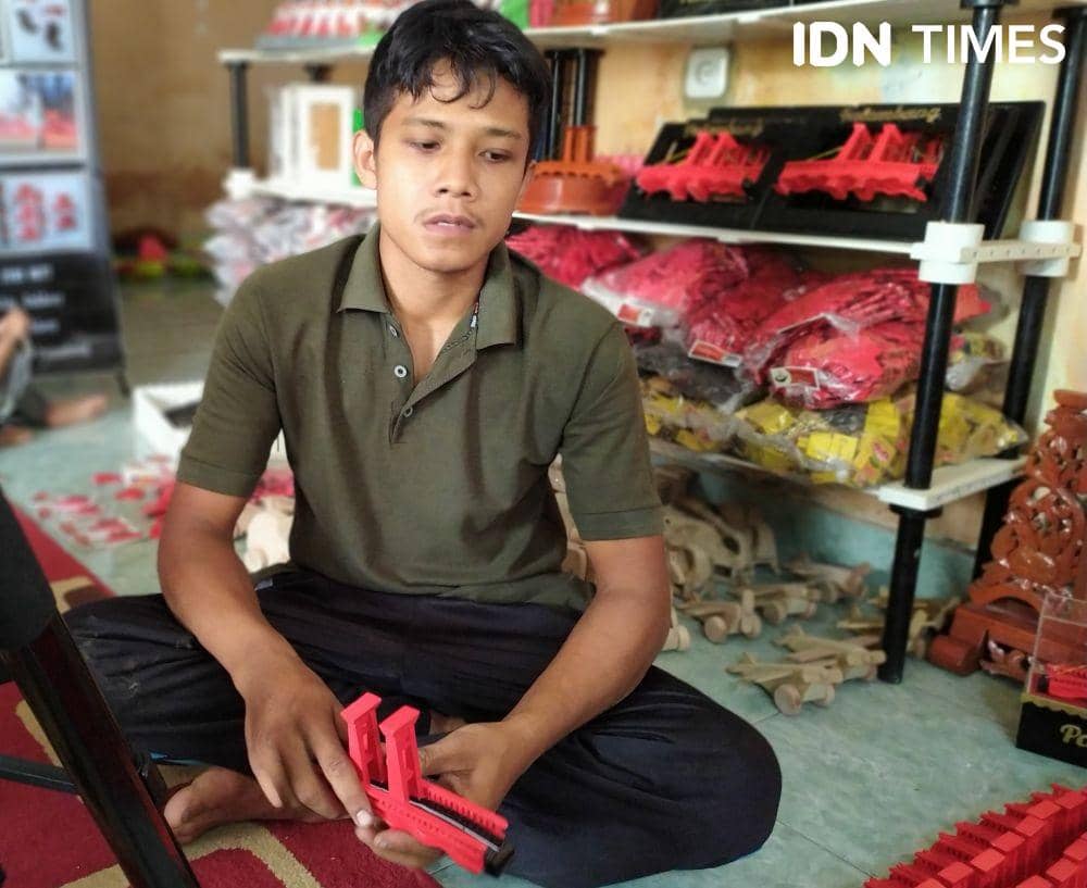 Ulinnuha Pengrajin kayu miniatur Jembatan Ampera Mellin Gallery Palembang (IDN Times/Feny Maulia Agustin)