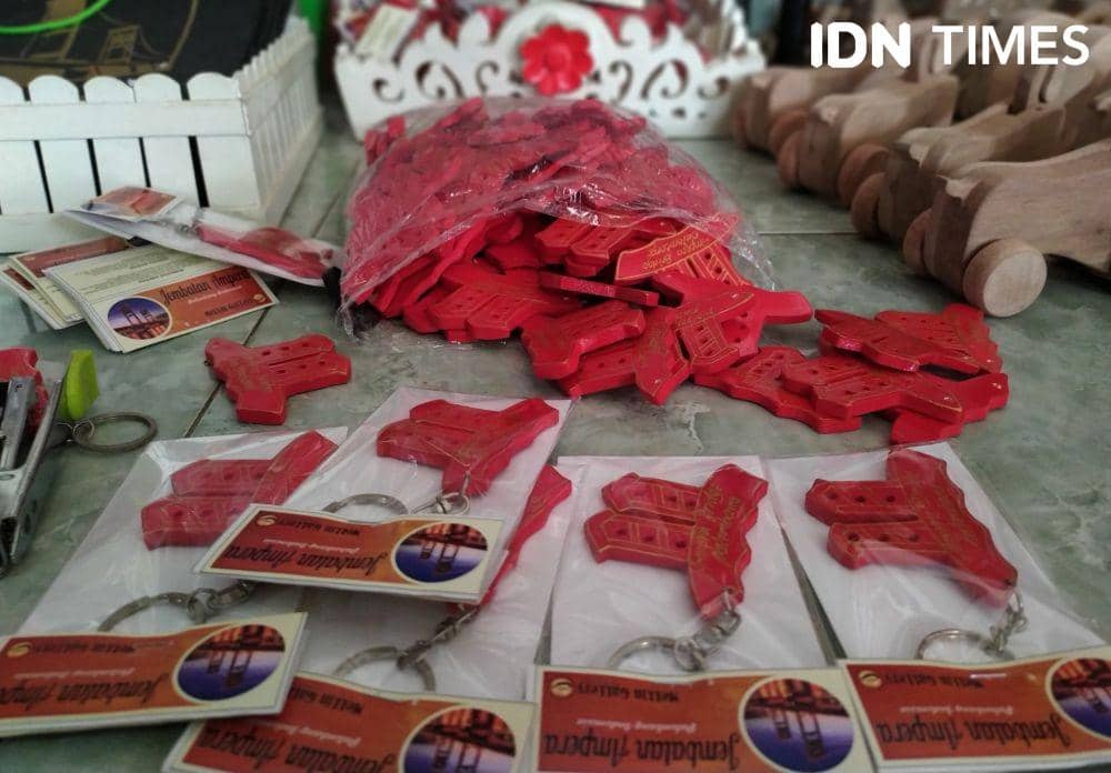 Kayu miniatur Jembatan Ampera Mellin Gallery Palembang (IDN Times/Feny Maulia Agustin)