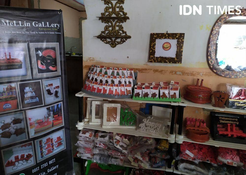 Kayu miniatur Jembatan Ampera Mellin Gallery Palembang (IDN Times/Feny Maulia Agustin)