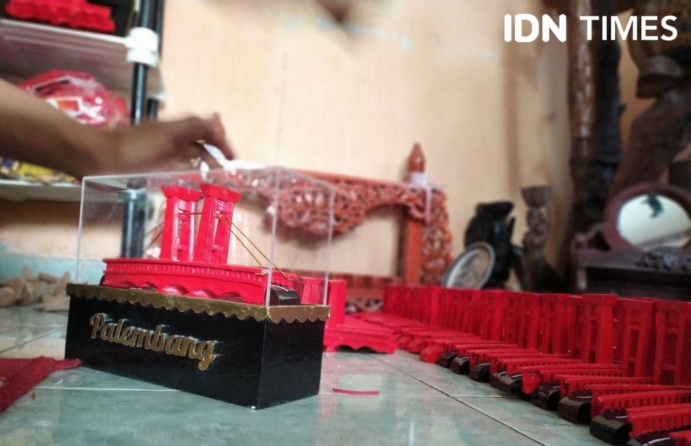 Kayu miniatur Jembatan Ampera Mellin Gallery Palembang (IDN Times/Feny Maulia Agustin)