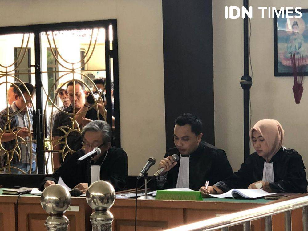 Kuasa hukum tersengka membeberkan keberatan terhadap penetapan Yani sebagai terdakwa (IDN Times/Rangga Erfizal)