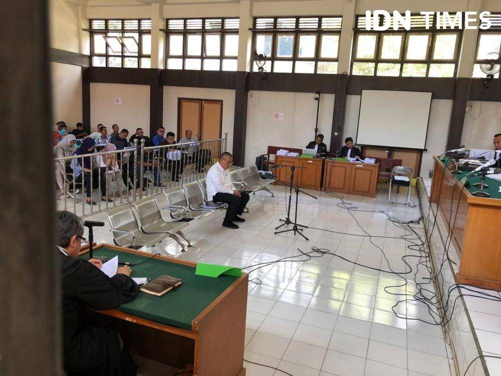 Bupati Muara Enim non aktif, Ahmad Yani dalam sidang eksepsi di PN Palembang (IDN Times/Rangga Erfizal)