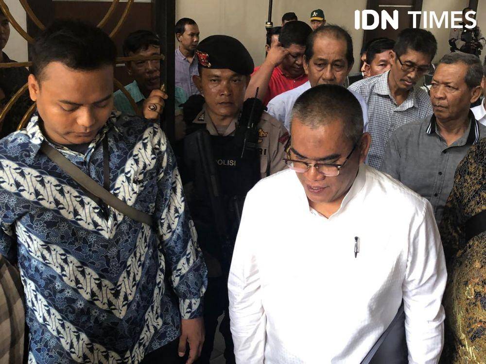 Yani tinggalkan ruang sidang usai pembacaan eksepsi (IDN Times/Rangga Erfizal)