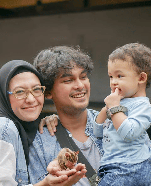 Jarang Terekspos, Ini 10 Potret Kehangatan Keluarga Kecil Ridwan Ghani