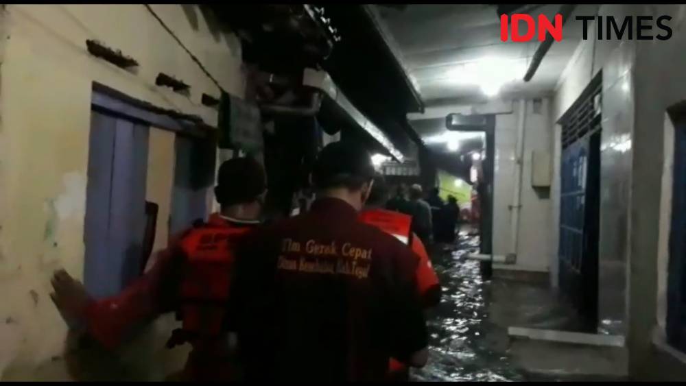 Evakuasi kepada warga yang terdampak banjir di Kabupaten tegal, Selasa (7/1) malam. Dok IDN times