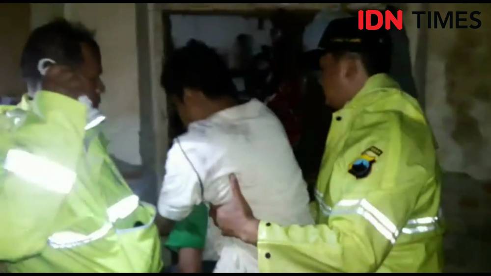 Evakuasi kepada warga yang terdampak banjir di Kabupaten tegal, Selasa (7/1) malam. Dok IDN times