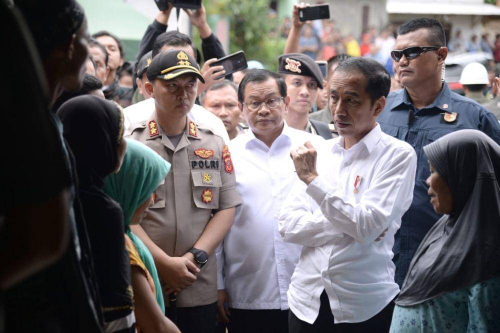 Jokowi meninjau Kecamatan Sukajaya, Kab. Bogor untuk melihat korban banjir (Dok. IDN Times/Biro Pers Kepresidenan)