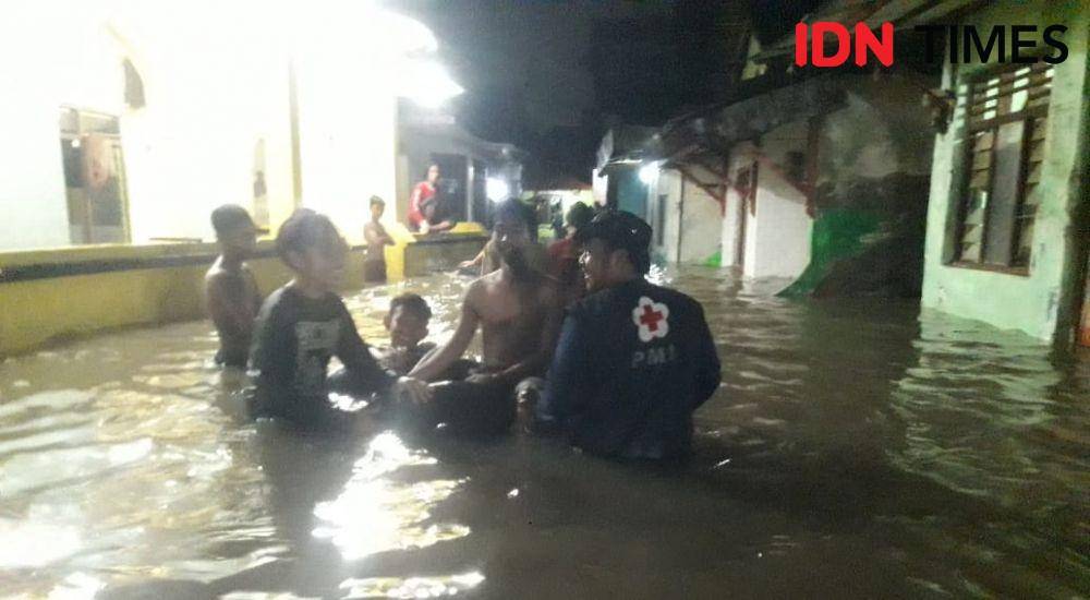Evakuasi kepada warga yang terdampak banjir di Kabupaten tegal, Selasa (7/1) malam. Dok IDN times