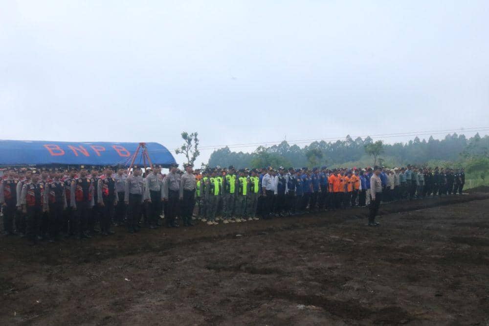 Petugas lintas instansi melakukan apel persiapan tanggap bencana. IDN Times/ Alfi Ramadana
