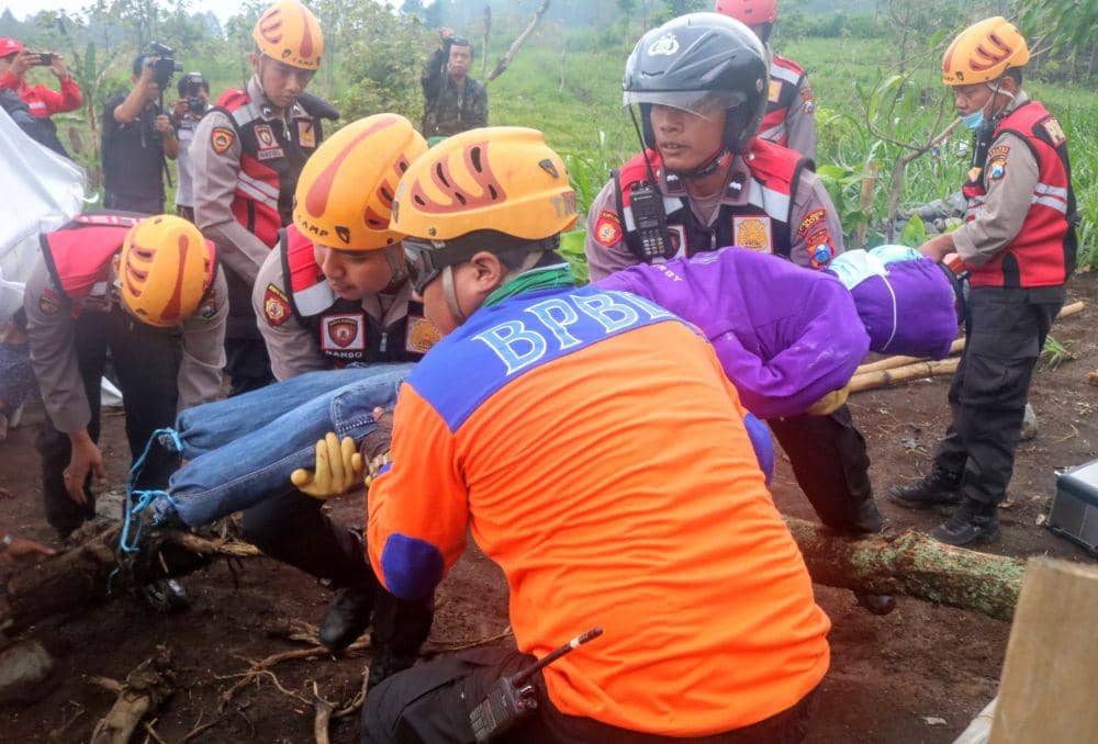 Tim gabungan melakukan simulasi evakuasi jika terjadi bencana alam. IDN Times/ Alfi Ramadana