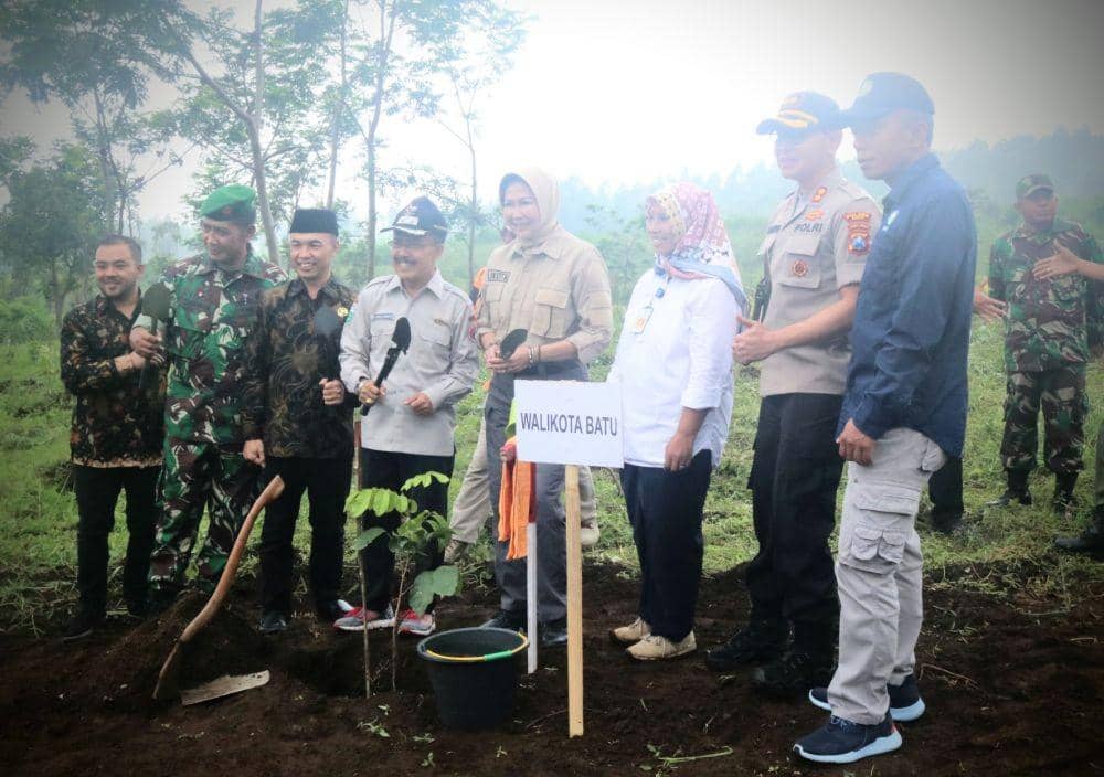 Forkopimda Kota Malang melakukan tanam pohon untuk pencegahan terjadinya bencana alam. IDN Times/ Alfi Ramadana