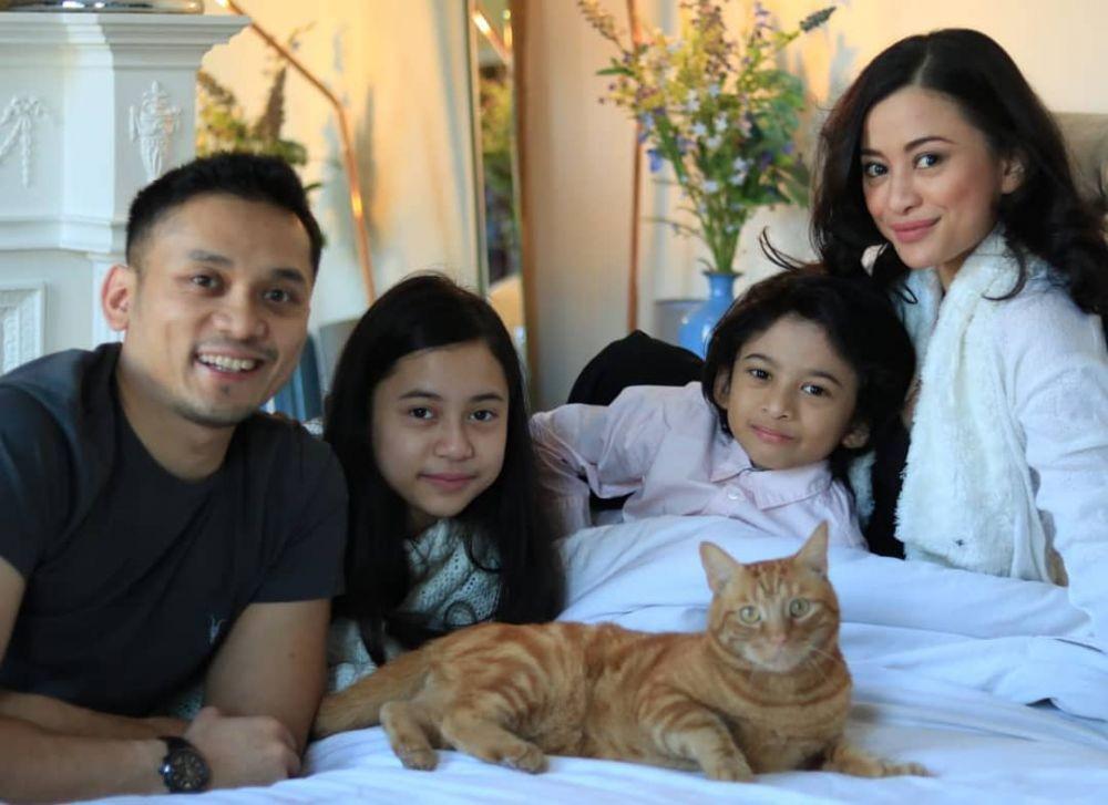 Menetap di London, 10 Potret Keluarga Angie Virgin yang Harmonis