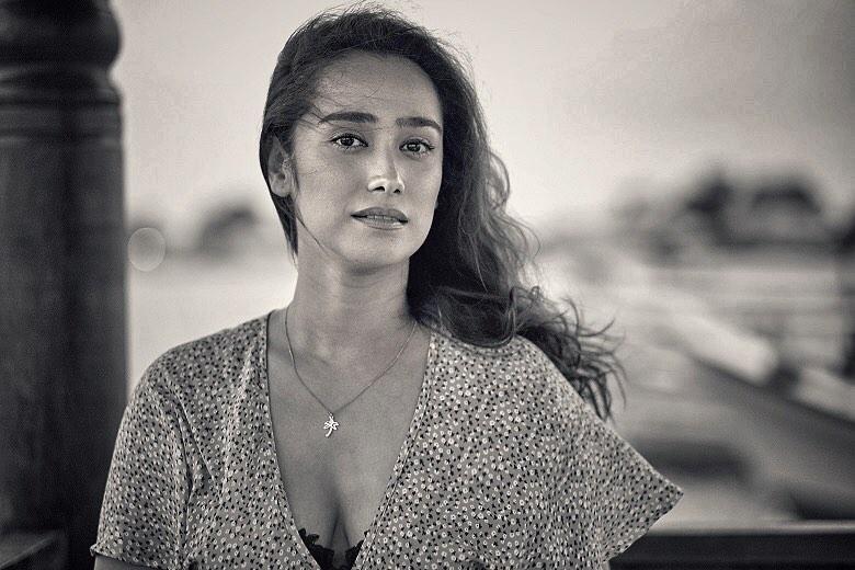 10 Potret Hitam Putih ala Alexandra Gottardo, Penuh Pesona!