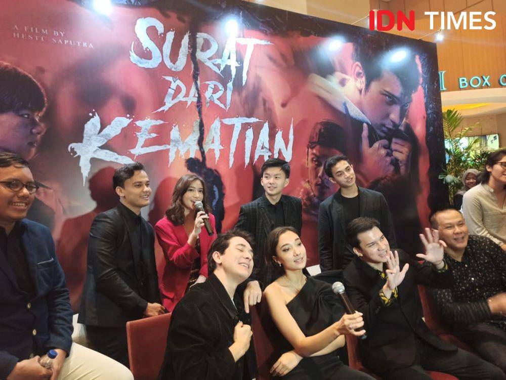 Jajaran pemain, produser, sutradara, dan penulis film Surat dari Kematian, di Epicentrum, Jakarta pada (6/1). IDN Times/Erfah Nanda