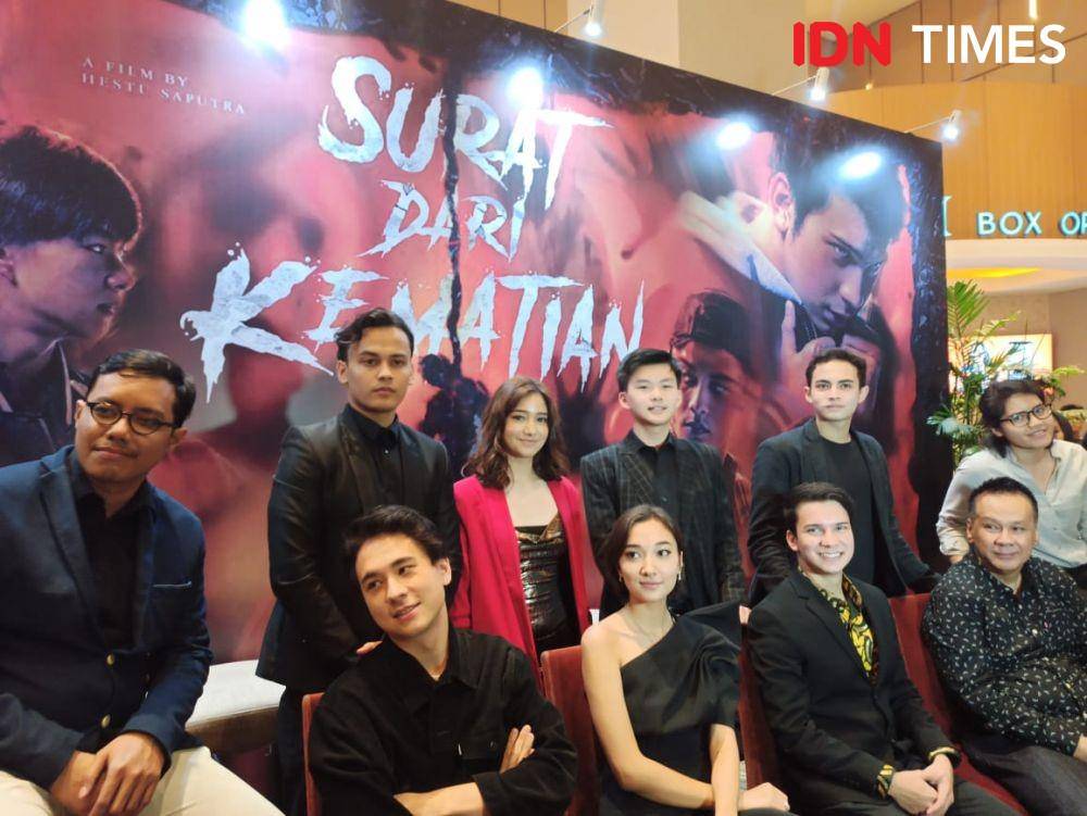 Jajaran pemain, produser, sutradara, dan penulis film Surat dari Kematian, di Epicentrum, Jakarta pada (6/1). IDN Times/Erfah Nanda