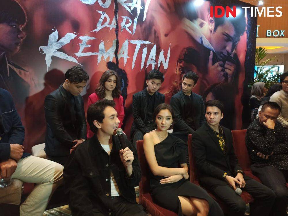Jajaran pemain, produser, sutradara, dan penulis film Surat dari Kematian, di Epicentrum, Jakarta pada (6/1). IDN Times/Erfah Nanda
