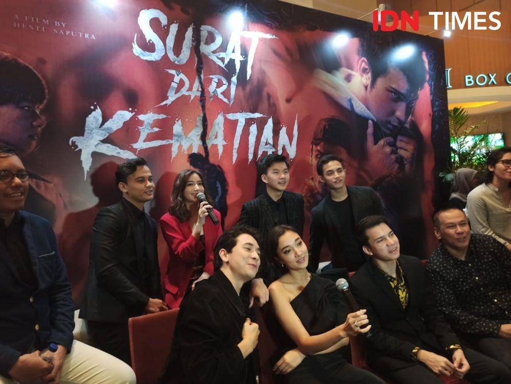 Jajaran pemain, produser, sutradara, dan penulis film Surat dari Kematian, di Epicentrum, Jakarta pada (6/1). IDN Times/Erfah Nanda