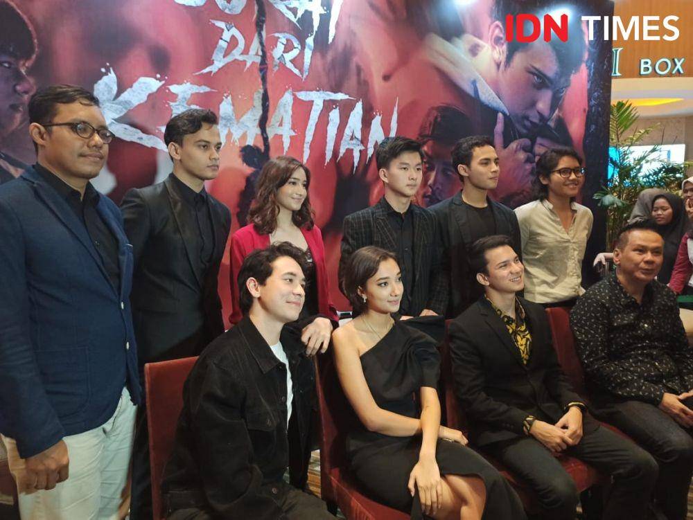 Jajaran pemain, produser, sutradara, dan penulis film Surat dari Kematian, di Epicentrum, Jakarta pada (6/1). IDN Times/Erfah Nanda