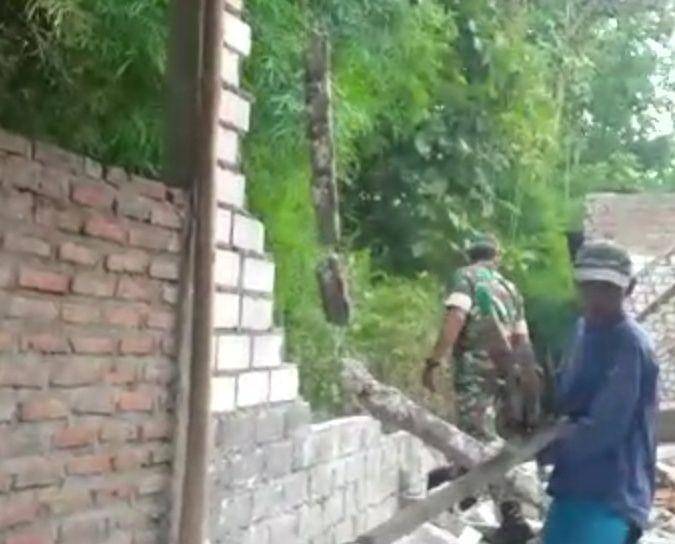 Warga bergotong royong merapikan bangunan rumah yang roboh. IDN Times/Istimewa