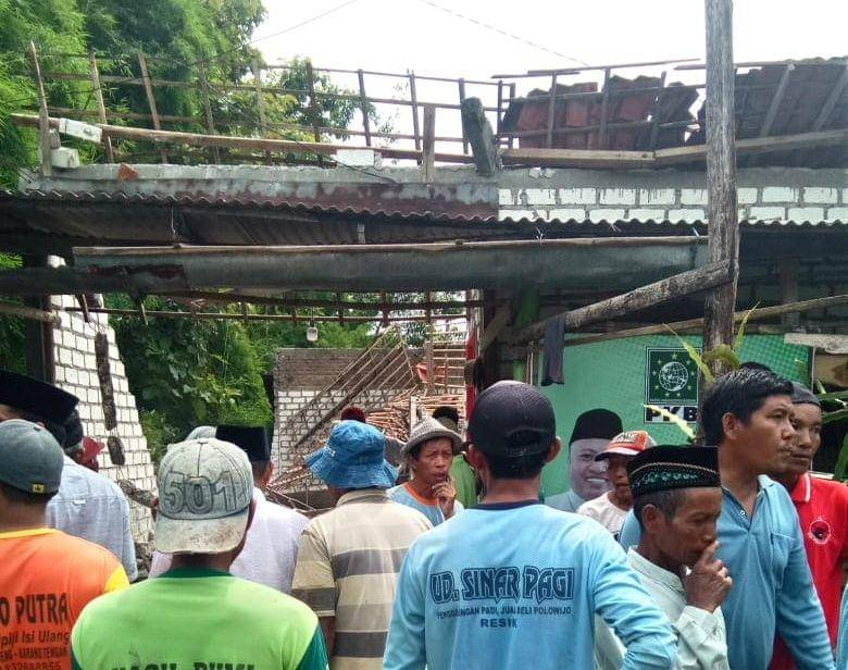 Warga berdatangan untuk melihat kondisi rumah yang roboh. IDN Times/Istimewa