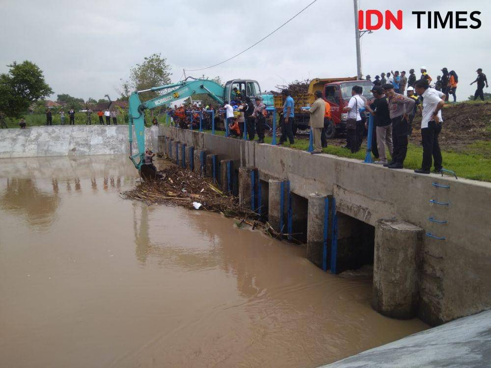 Jajaran Forkopimda saat mengecek pintu air Sungai Jerohan di Desa Glonggong, Kecamatan Balerejo, Kabupaten Madiun, Rabu (8/1). IDN Times/Nofika Dian Nugroho