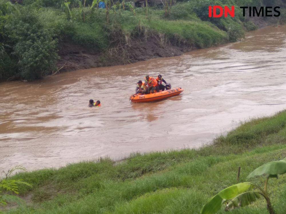 Simulasi penyelamatan korban tenggelam di Sungai Jerohan, Kabupaten Madiun. IDN Times/Nofika Dian Nugroho