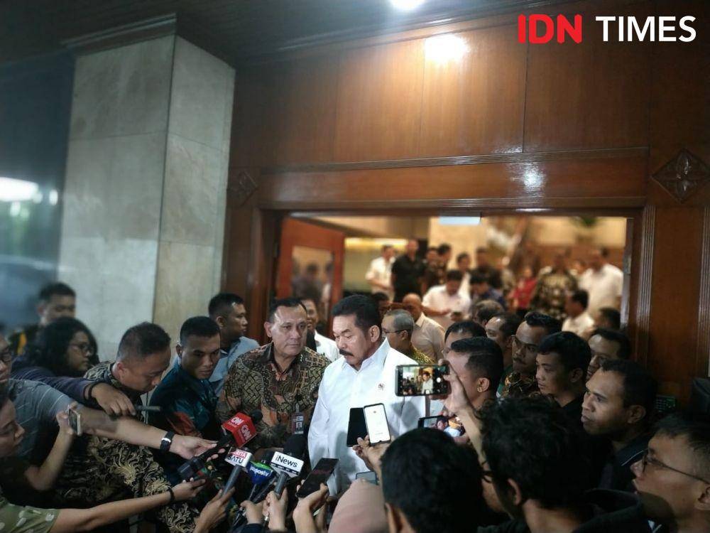 Jaksa Agung, Sanitiar (ST) Burhanuddin bersama Ketua KPK, Firli Bahuri. (IDN Times/Axel Jo Harianja)