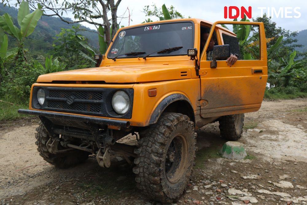 Komunitas Off-Road Bantu Warga Terjebak Longsor di Sukajaya Bogor
