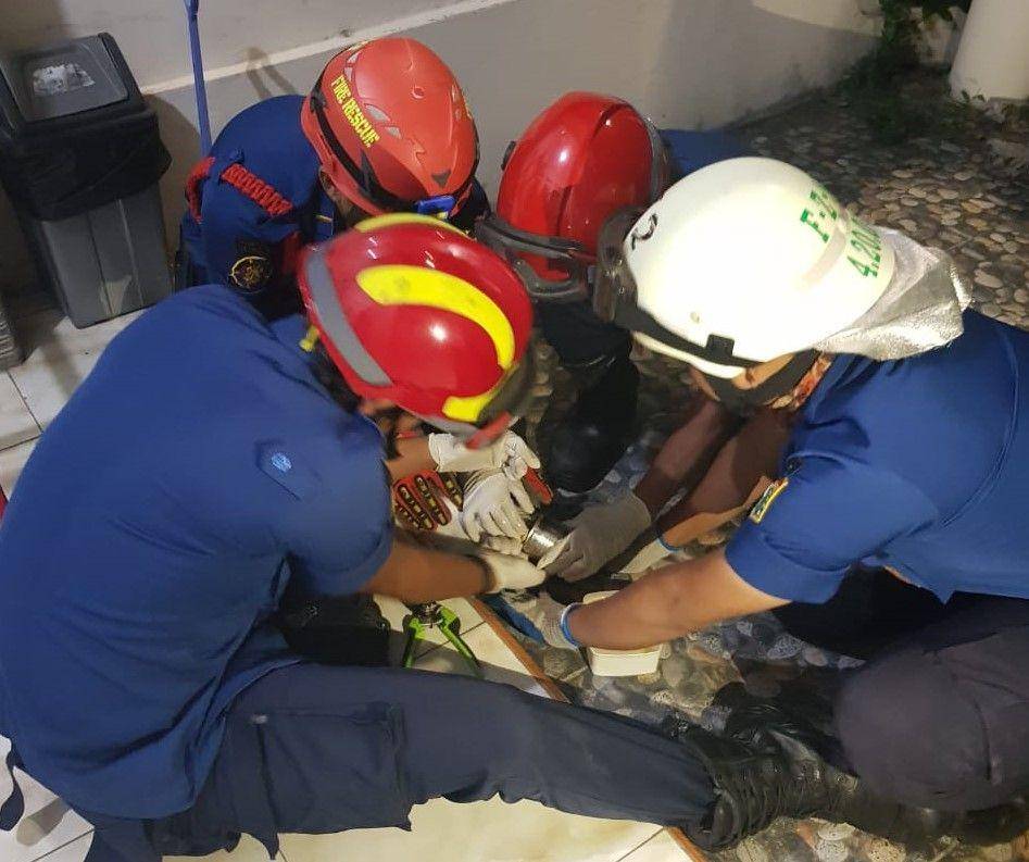 Empat petugas Damkar Jagakarsa mengevakuasi kucing terperangkap kaleng (Dok. Damkar Jagakarsa)