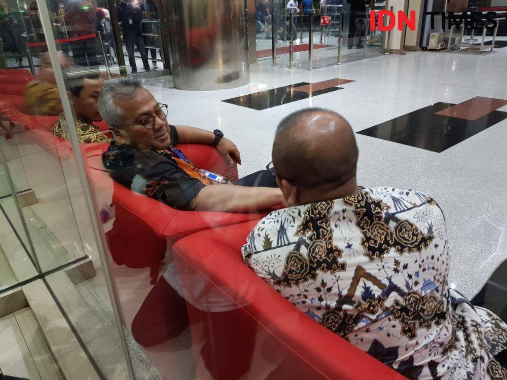 Ketua KPU Arief Budiman saat mendatangi gedung KPK, Jakarta, Rabu (8/1). (IDN Times/Santi Dewi)