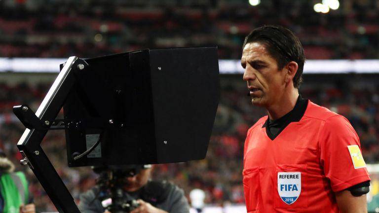 Banyak Kekeliruan, Badan Wasit Premier League Tinjau Ulang VAR