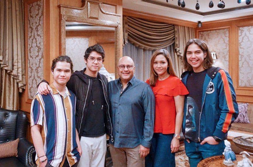 10 Potret Artis yang Akur dengan Ayah Tirinya, bak Keluarga Kandung!
