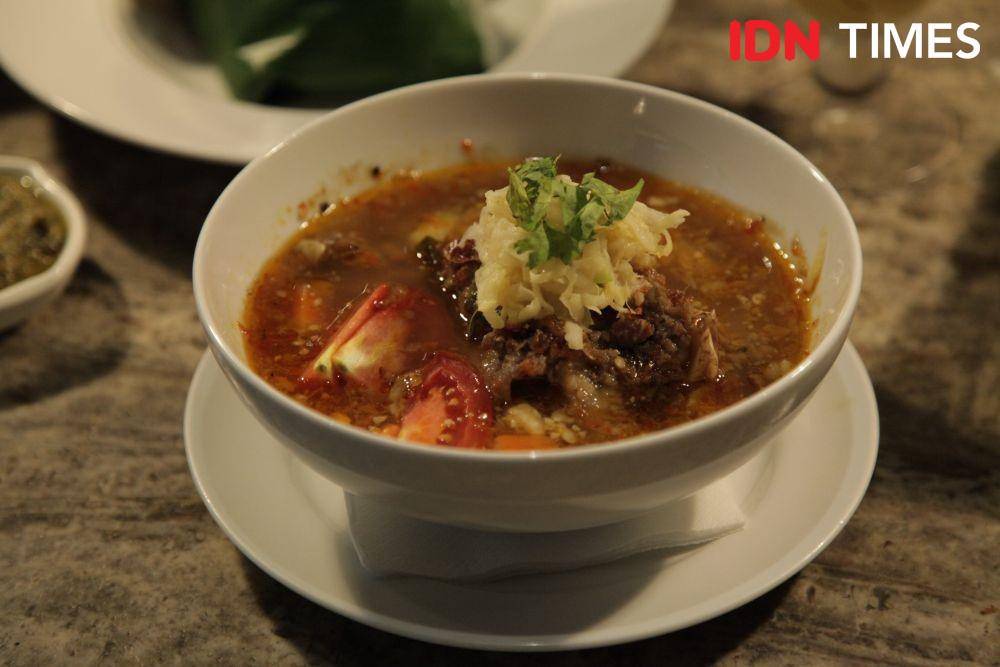 Sop buntut kedondong dalam acara "Festival Mangga dan Kedondong" di Midtown Hotel Surabaya. IDN Times/Naufal Al Rahman