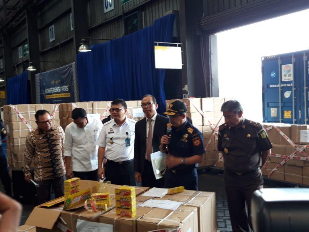 Bea Cukai Gagalkan Penyelundupan Satu Kontainer Bolpoin Palsu Tiongkok