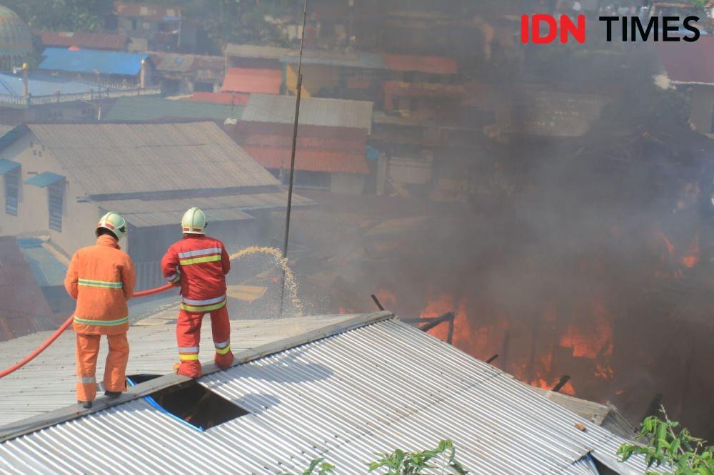 Kebakaran di Jalan Al Falah, RT 41, Kelurahan Baru Ilir, Balikpapan Barat, Kamis (9/1) siang. (IDN Times/Surya Aditya)