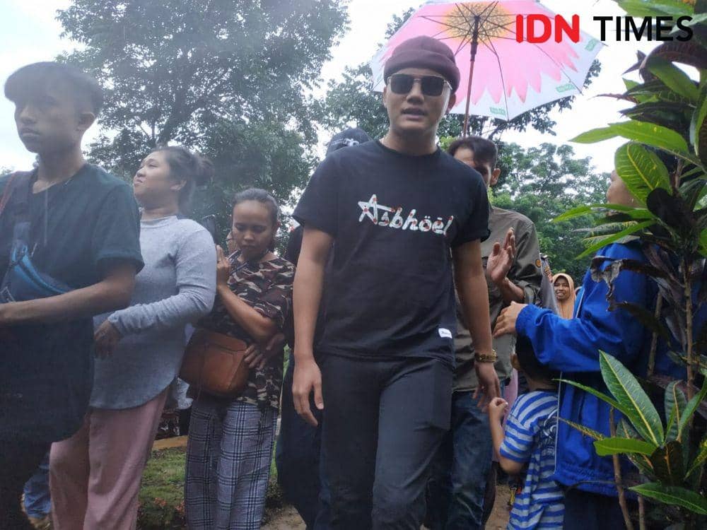 Rizky Febian di pemakaman Lina Jubaedah di Ujungberung, Kota Bandung (IDN Times/Bagus F)