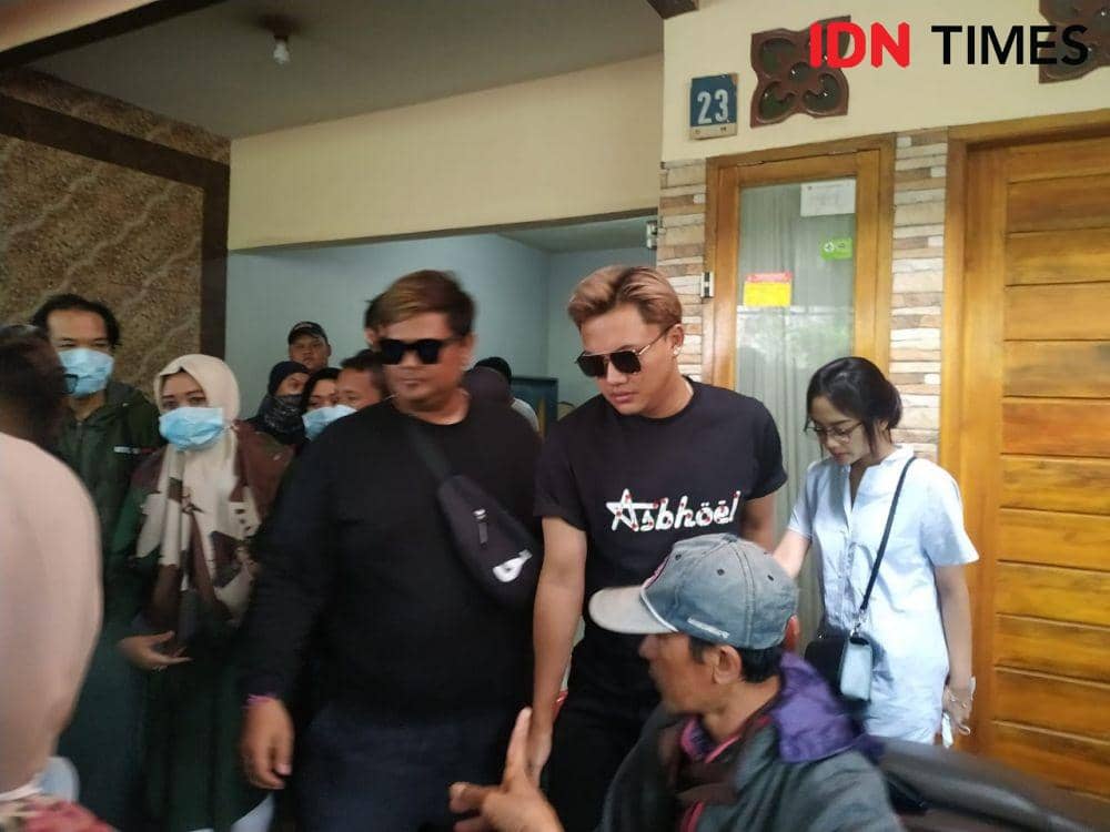 Rizky Febian mendatangi pembongkaran makam ibunya, Lina Jubaedah (IDN Times/Azzis Z)