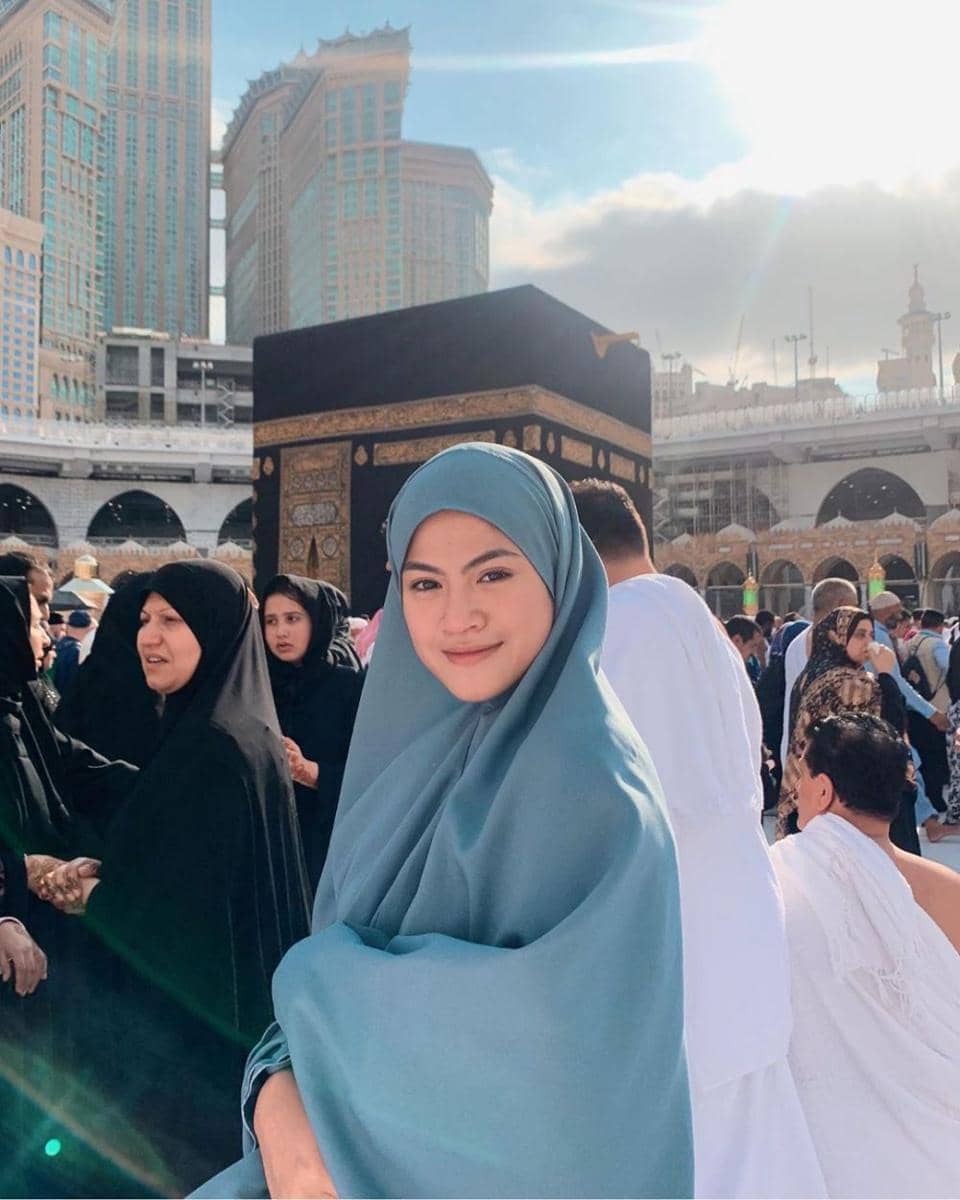 Adem Banget, Ini 9 Potret Perjalanan Hana Saraswati ke Mekah