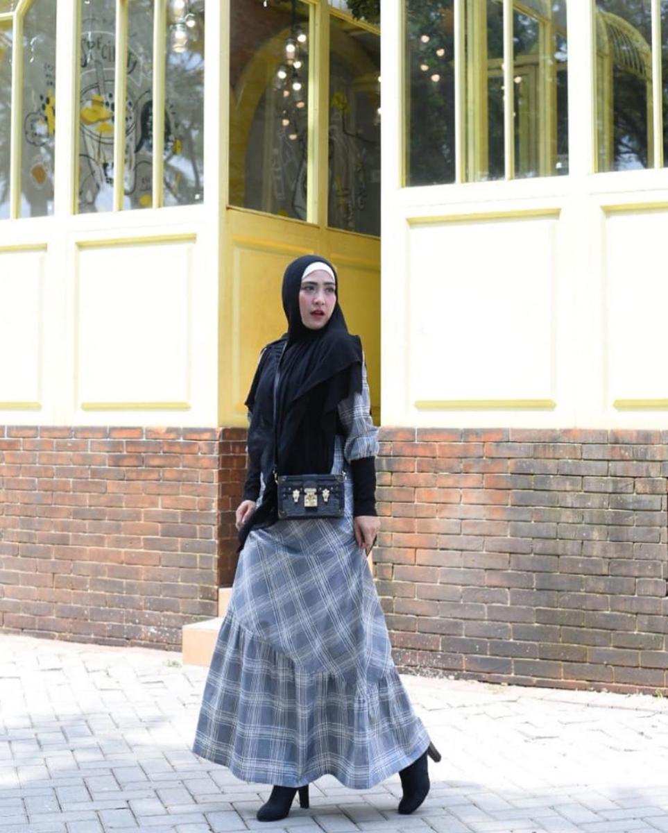 10 Gaya April Jasmine, Istri Ustaz Solmed yang Makin Stylish