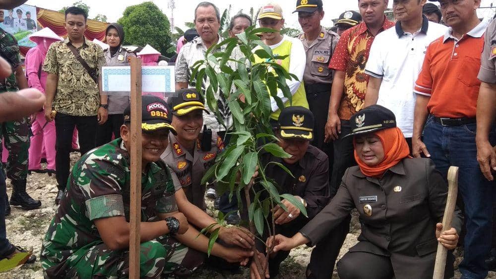 Forkopimda Lamongan Kompak Tanam Pohon di Wilayah Langganan Banjir