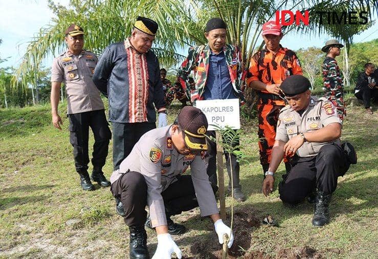 Kapolres PPU AKBP M. Dharma Nugraha disaksikan tokoh masyarakat dan perwakilan ormas melakukan penanaman pohon (IDN Times/Ervan Masbanjar)