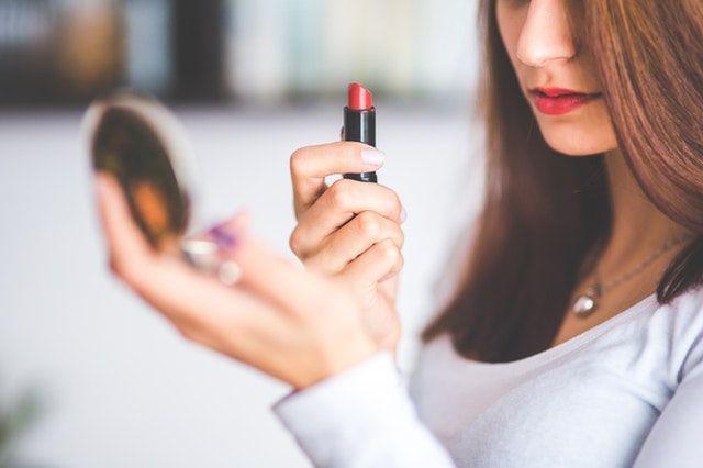 5 Kriteria Lipstik yang Laris Manis di Tahun 2020, Kamu Wajib Punya!