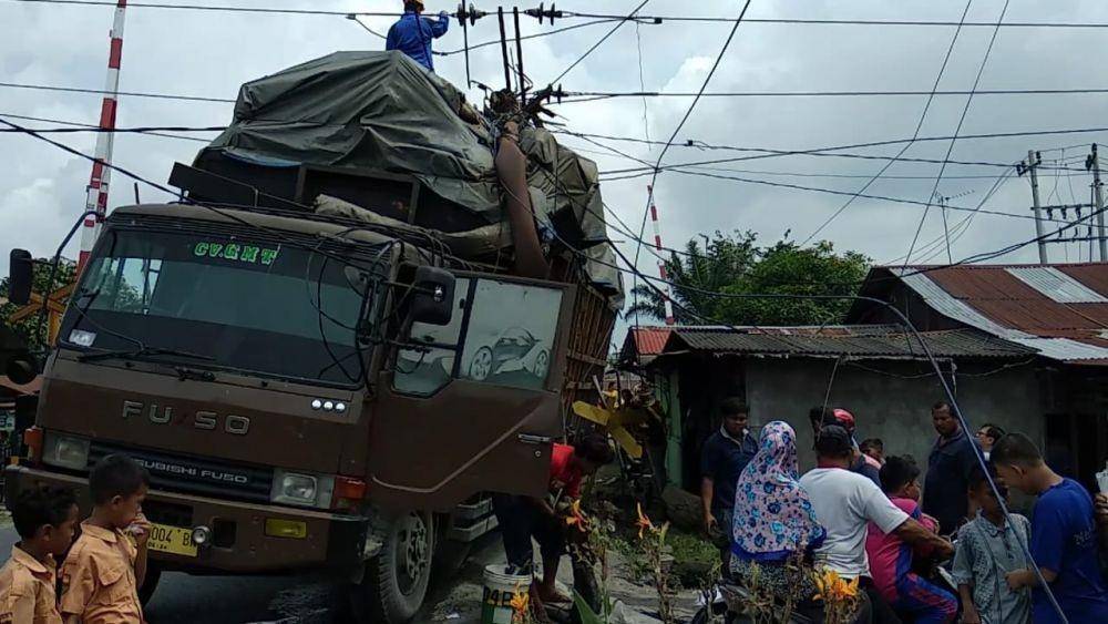 Truk Fuso menabrak tiang listrik di Jalan Alfaka I, Tanjung Mulia Hilir, Kecamatan Medan Deli, Kota Medan, Sabtu (11/1). (Dok. IDN Times)