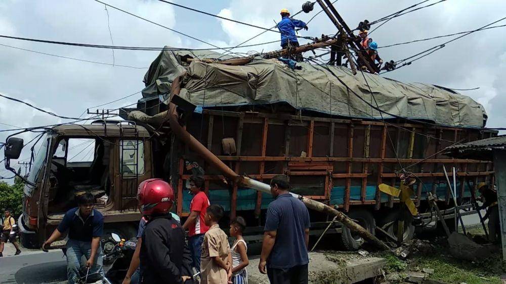 Truk Fuso menabrak tiang listrik di Jalan Alfaka I, Tanjung Mulia Hilir, Kecamatan Medan Deli, Kota Medan, Sabtu (11/1). (Dok. IDN Times)